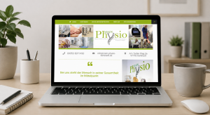 Laptop steht auf einem Schreibtisch, auf dem Monitor ist die Website von MainPhysio Karlstadt zu sehen. Auf dem Schreibtisch liegt eine Maus, Notizblock, Stifte und mehrere Pflanzen. Im Hintergrund sieht man Ordner auf einem Regal.